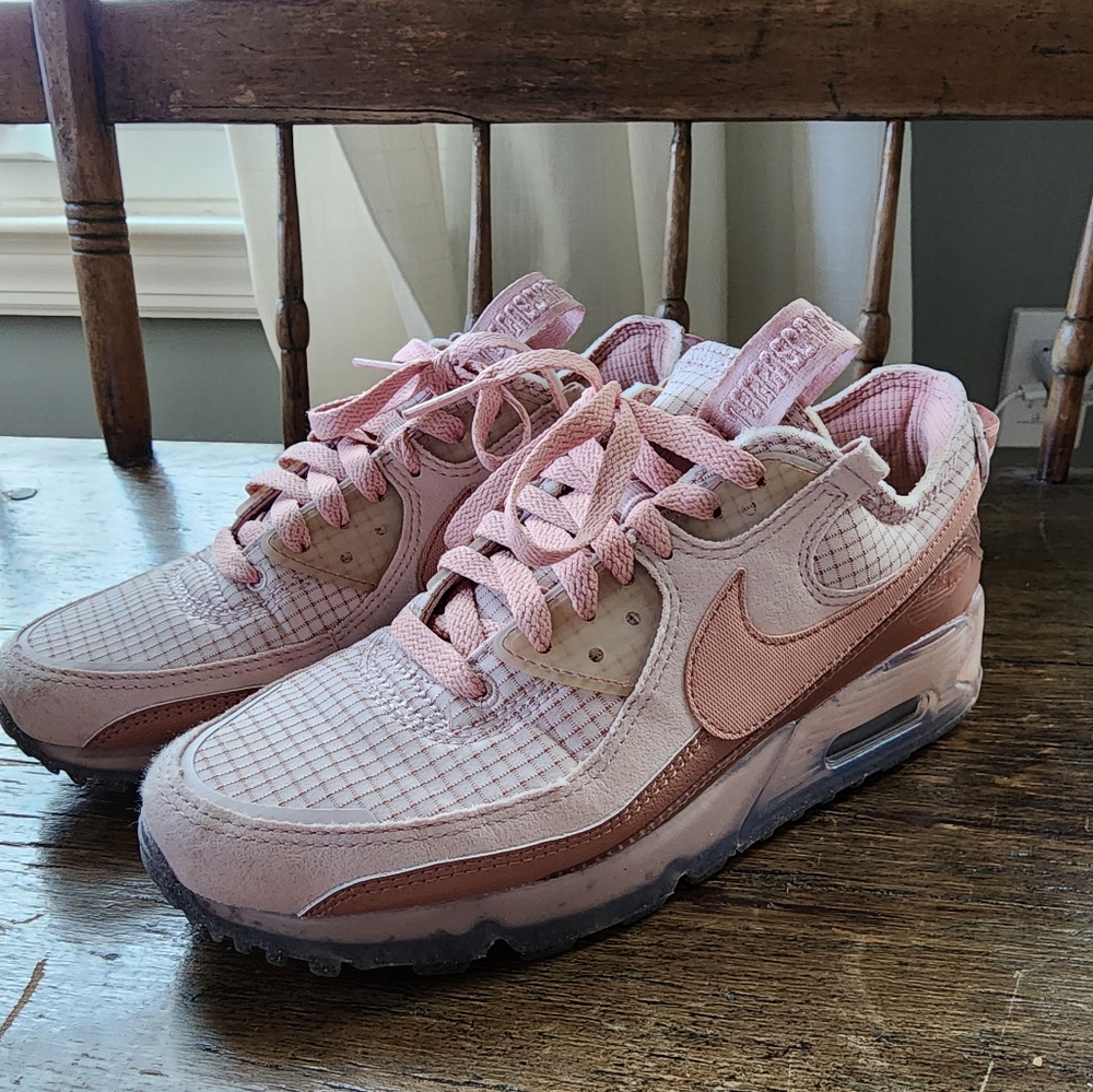 Women's Nike Air Max Terrascape shoes in pink 7.5